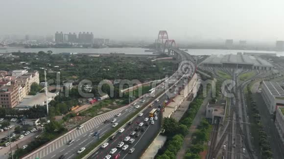 中国高速公路上的大交通中国广州视频的预览图