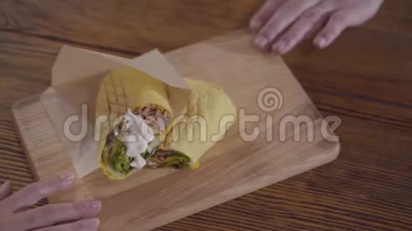 用酱汁摆在木板上的美味沙玛男人和女人用食物拉着自己的手成形术视频的预览图