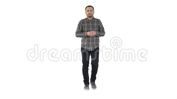 穿着衬衫和牛仔裤的自信的年轻人走向镜头指着白色背景的两边视频的预览图