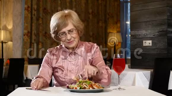 出去吃饭70多岁的老妇人在餐馆吃海鲜水果沙拉快乐的老年人4k视频的预览图