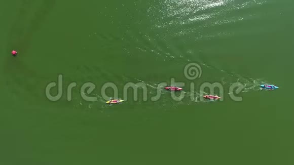 在水上比赛期间沿浮标划行船的高空作业视频的预览图