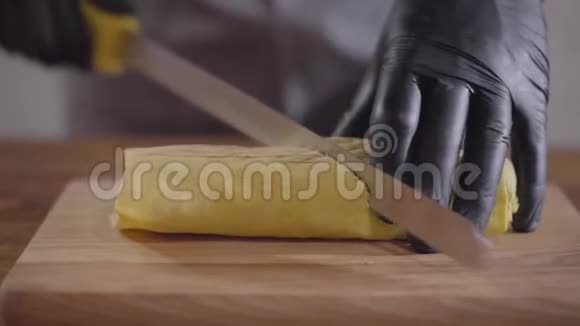 厨师的双手戴着黑色厨房手套制作沙瓦玛特写厨师的切割把沙尔玛卷成两块然后视频的预览图