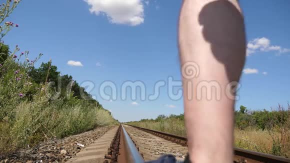 旅行者乘火车上游客踩着枕木乘客落后于火车视频的预览图