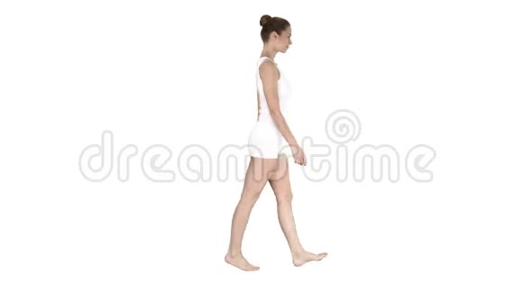 一只雌性赤着脚在白色背景上穿着白色衣服走路视频的预览图