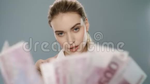有钱的女商人在缓慢地清点现金女人数欧元视频的预览图
