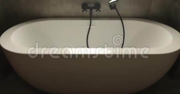 现代亚克力浴缸手淋浴视频的预览图