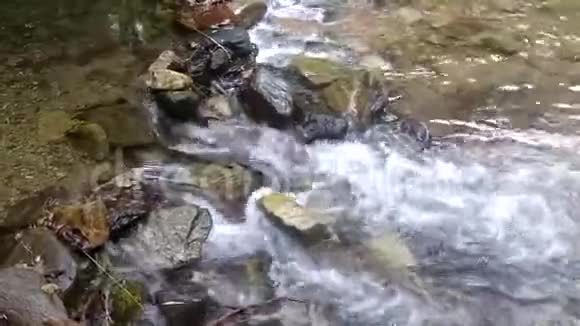 瀑布的水下框架沿着一条山涧淡水和纯净的水流视频的预览图