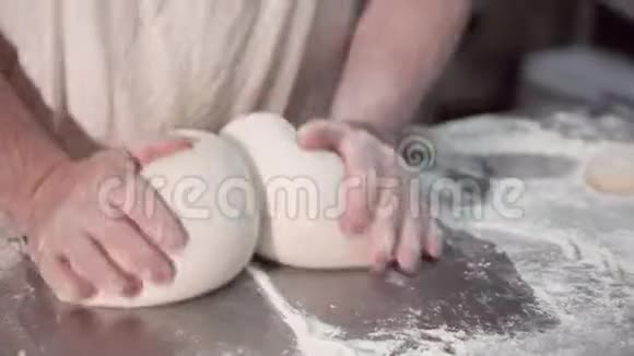 一个有经验的厨师在一个专业的厨房准备面团与面粉做面包视频的预览图