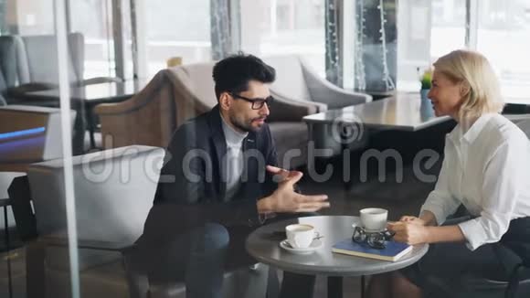 成熟的女商人与成功的咖啡伙伴讨论生意视频的预览图