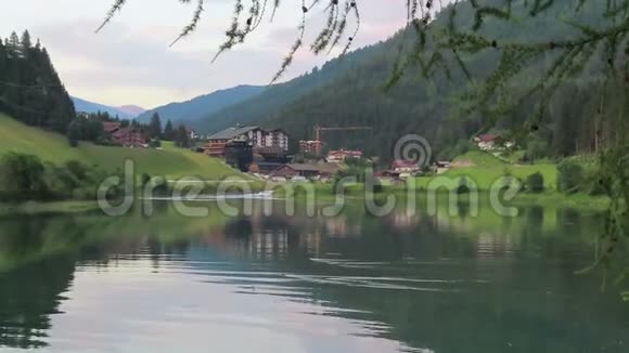 奥地利蒂罗尔的格洛斯湖晚上视频的预览图