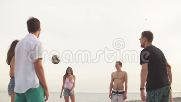 一群年轻人在沙滩上打排球视频的预览图