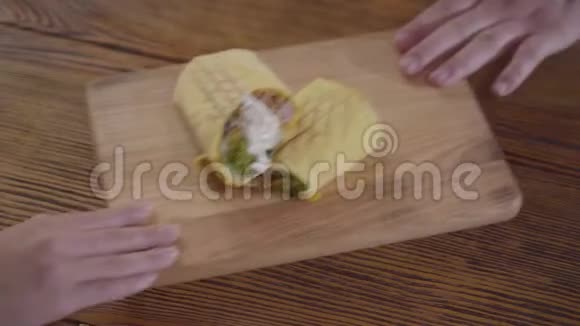 用酱汁摆在木板上的美味沙玛男性和女性手拿食物男人和女人分享沙乌尔玛视频的预览图