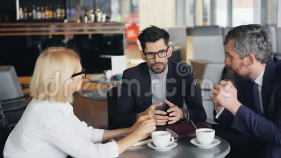企业经理成熟的商人在咖啡馆里谈论工作视频的预览图
