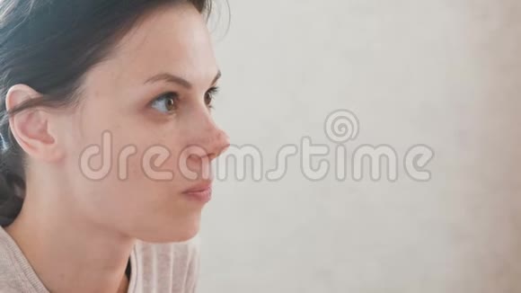 一个女人吃东西微笑面的特写视频的预览图