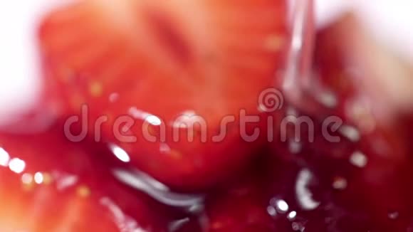 草莓糖果甜点糖浆倒入勺子视频的预览图