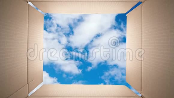 云在蓝天中从纸板箱的内部快速移动时间流逝视频的预览图