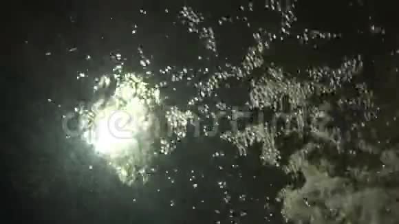 4太阳光和气泡在水下上升视频的预览图