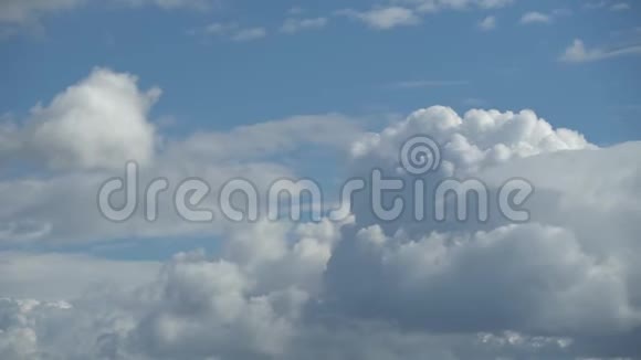 只有天空蓝天白云的美丽全景云飞在头顶全高清时间延时视频的预览图