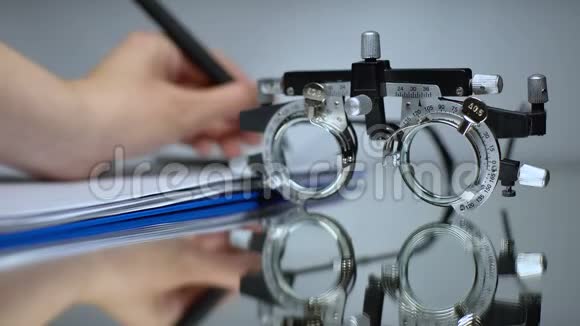 医生开眼镜处方视力检查用光学试验架视频的预览图