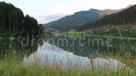 奥地利蒂罗尔的格洛斯湖晚上视频的预览图