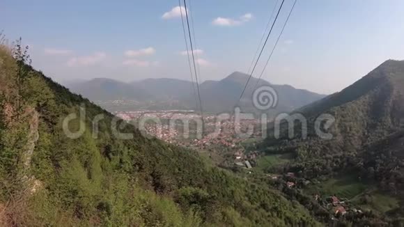 来自阿尔比诺镇塞尔维诺村的全景两城之间树林的景色视频的预览图