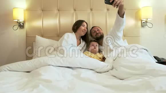 幸福的一家人在床上准备晚上睡觉视频的预览图