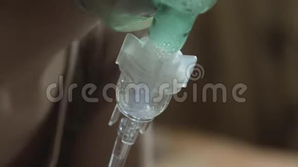一个病人通过吸入面罩吸入的正面视图治疗用喷雾器视频的预览图