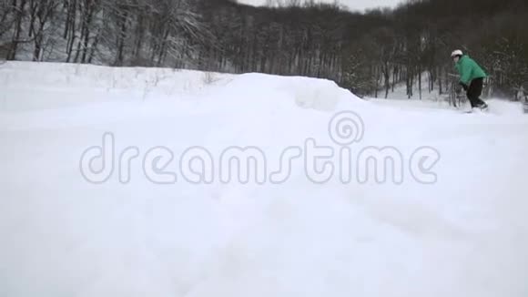 滑雪者跳雪坡视频的预览图