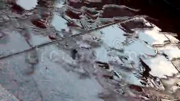 水顺着红色花岗岩流下天空反映在人造瀑布中视频的预览图