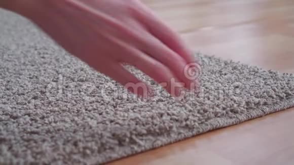 地毯有问题地毯下面地板潮湿视频的预览图