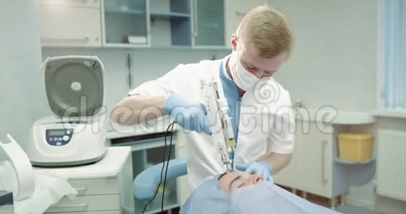在一个医院的房间里年轻的病人有一个面部手术即面部或吸血鬼面部手术带有微针视频的预览图