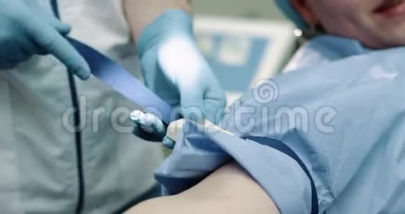 一位妇女在医院准备用手做血液测试的肖像细节4k视频的预览图