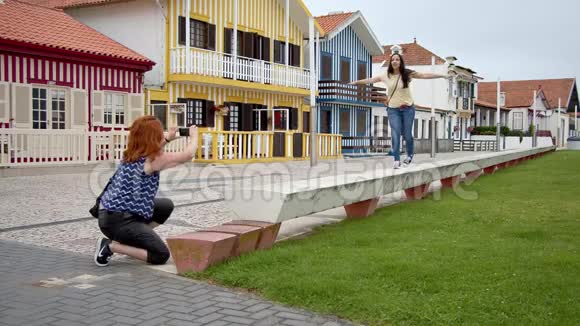 两个朋友访问了葡萄牙的科斯塔诺瓦村视频的预览图
