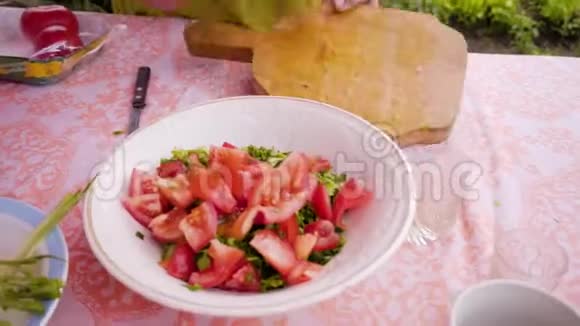女人拖着一把刀盘子里的蔬菜她做蔬菜沙拉不错的特写视频的预览图