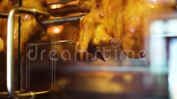 烤鸡烤架在烤鸡店里旋转里面的脂肪掉落视频的预览图