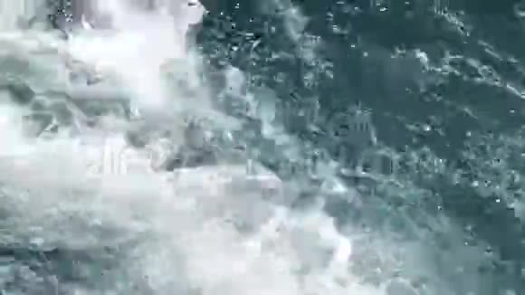 背景镜头泡沫和飞溅的海水和泡沫在蓝海视频的预览图