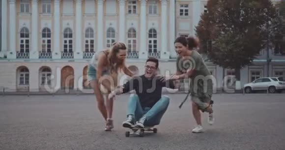 青少年朋友一起玩滑板视频的预览图
