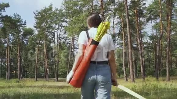 女性弓箭手穿过森林视频的预览图