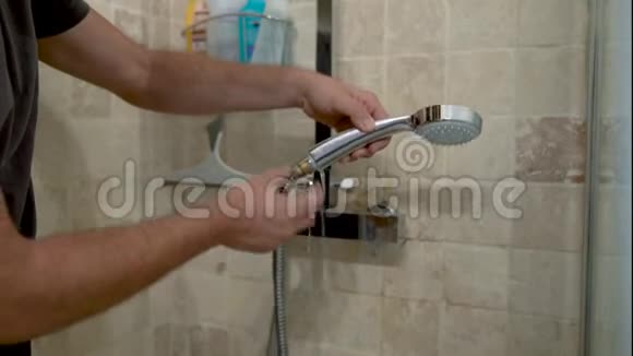 男水管工修理浴室淋浴头漏水4K录像视频的预览图