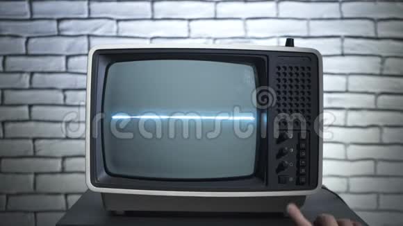 复古电视和触摸手视频视频的预览图