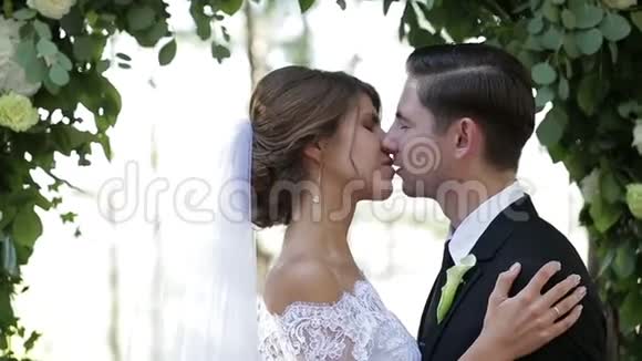 年轻的爱情夫妇微笑着接吻视频的预览图
