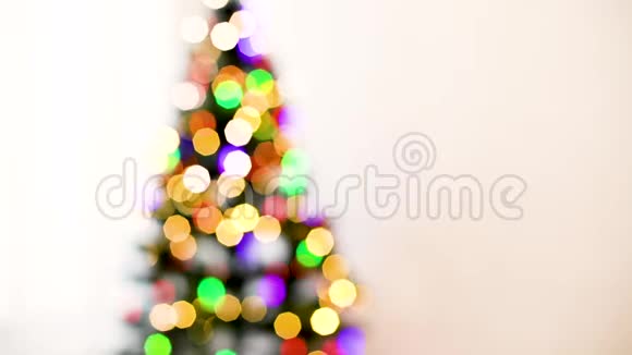 圣诞快乐有玩具和发光花环的圣诞树美丽模糊的背景视频的预览图