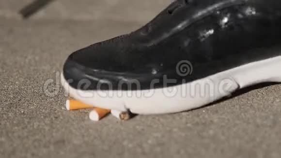 女人在沥青上踩烟戒烟戒烟视频的预览图
