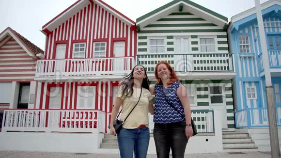 两个朋友访问了葡萄牙的科斯塔诺瓦村视频的预览图