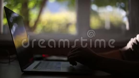 在笔记本电脑上工作的男性手的特写窗户的背景和很多东西视频的预览图