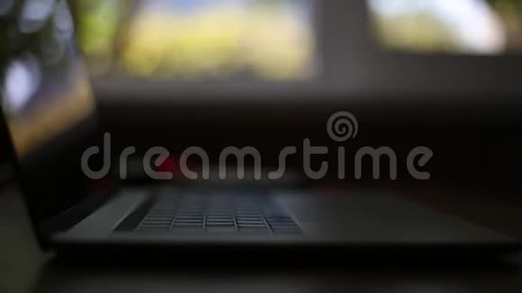 在笔记本电脑上工作的男性手的特写窗户的背景和很多东西视频的预览图
