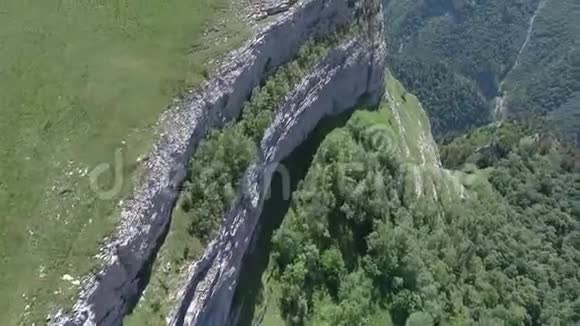 石质高原陡壁的鸟瞰图视频的预览图