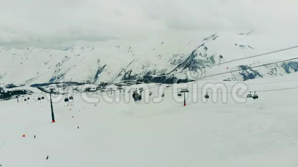在雪山上有小屋的索道在山上滑雪视频的预览图