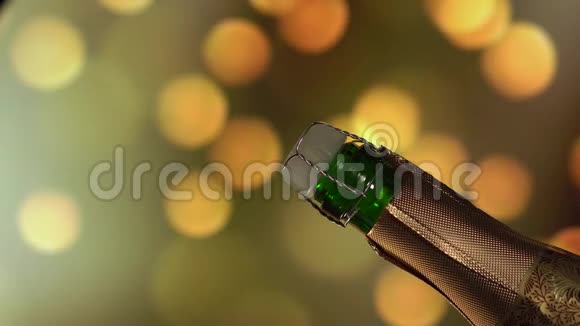 香槟瓶准备打开假日闪影背景视频的预览图