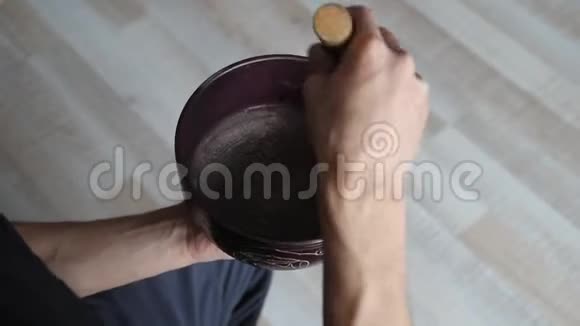 一个男人的手用木棍打一个藏传唱的碗视频的预览图